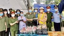 “Bữa cơm mang hương vị gia đình” nơi tuyến đầu chống dịch