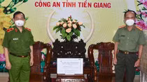 Công an TP Hồ Chí Minh tặng quà hỗ trợ Công an tỉnh Tiền Giang chống dịch COVID-19
