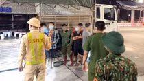 4 người trốn trong thùng xe tải định vượt chốt kiểm dịch