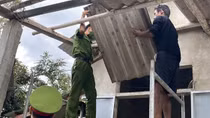 Công an xã ở Thừa Thiên Huế khẩn trương giúp người dân lợp lại mái nhà