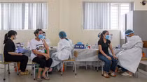 Nhân viên y tế Bắc Giang hỗ trợ Hà Nội tiêm vaccine