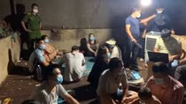 12 con bạc rủ nhau vào lò sấy cà phê tổ chức “sát phạt đỏ đen”