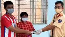 Người đàn ông xúc động nhận lại tiền bán thịt heo đánh rơi