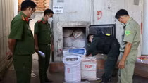 Công ty thực phẩm mua bán nội tạng lợn bốc mùi về sơ chế rồi đem đi tiêu thụ