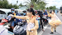 Tận tình giúp đỡ nhân dân trong quá trình chống dịch