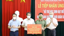 Trao 100 triệu đồng cho học sinh có hoàn cảnh đặc biệt khó khăn vào đại học