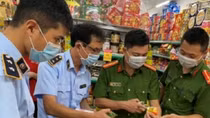 Liên tiếp xử phạt và tiêu hủy bánh trung thu không rõ nguồn gốc
