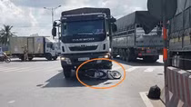 Đứng tim cảnh 2 người bị xe tải cuốn lồm cồm bò ra khỏi gầm
