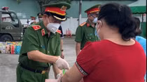 Công an TP Hồ Chí Minh tiếp tục trao tặng 2.750 phần quà cho người dân khó khăn