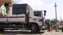 Cảnh sát truy đuổi 100km ô tô tải tông gãy barie thông chốt kiểm dịch