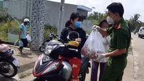 Công an huyện Bến Lức mang lương thực tận tay người dân