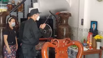 Chiến sỹ Cảnh sát cơ động nén đau, tổ chức tang lễ muộn cho cha