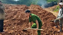 Công an xã vùng cao tích cực giúp dân làm cầu treo