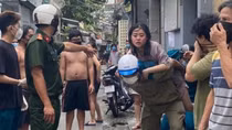 Giải cứu 40 người thoát khỏi căn nhà 4 tầng bị cháy