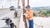 Công an phường kiên trì khuyên ngăn người đàn ông ẵm con định nhảy cầu tự tử