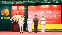 Trao tặng những phần thưởng cao quý của Đảng, Nhà nước cho các đồng chí có thành tích đặc biệt xuất sắc