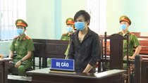 Lao xe vào chốt chống dịch, dùng mũ bảo hiểm tấn công người thi hành công vụ