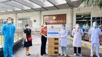 Bộ KH&ĐT trao tặng khẩu trang cho cán bộ y tế tuyến đầu chống dịch COVID-19