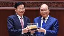 Chủ tịch nước Nguyễn Xuân Phúc và Tổng Bí thư, Chủ tịch nước Lào Thongloun Sisoulith dự Lễ trao tặng công trình Nhà Quốc hội Lào