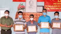 Khen thưởng 4 người dân dũng cảm vây bắt kẻ trộm