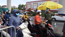 Hà Nội: Người dân lại được phép dùng giấy đi đường theo mẫu cũ