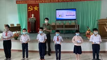 Công an thị xã Phú Mỹ tặng điện thoại “Tiếp sức em đến trường”