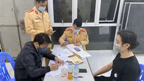 Test nhanh ra tài xế ô tô dương tính với ma tuý