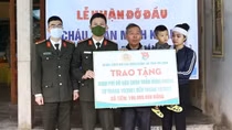 Công an tỉnh Hà Tĩnh tặng hơn 190 triệu đồng đỡ đầu con trai đồng đội
