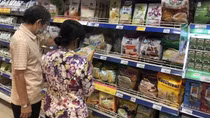 Sôi động thị trường hàng Tết