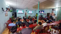 Quán cà phê có người canh gác cho khách vào cá độ bóng đá