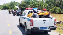 CSGT Công an Sóc Trăng tiếp tục hỗ trợ người dân về quê