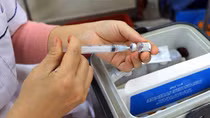 Hai trẻ tử vong sau tiêm không liên quan đến vaccine phòng COVID - 19