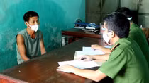 Bắt đối tượng vượt chốt kiểm dịch, chống trả Công an