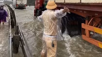 CBCS Công an dầm mình trong mưa lũ, đảm bảo chống dịch và ATGT trên QL1A