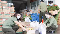 Công an quận Ninh Kiều tặng 2.000 phần quà cho các hộ dân khó khăn