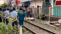 Lao vào tàu hỏa sau khi cãi nhau với người thân