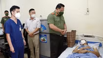 Lãnh đạo Công an Hà Nội thăm hỏi, động viên Thượng úy Công an bị shipper đâm xe trọng thương khi trực chốt COVID-19