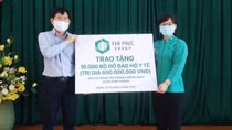 Van Phuc Group tặng 10.000 bộ đồ bảo hộ y tế cho UBND quận Bình Thạnh