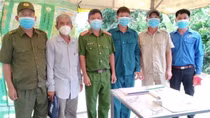 Cán bộ chốt kiểm soát dịch nhặt được 100 triệu đồng, trả lại người đánh rơi