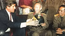 Chiếc mũ phi công lưu lạc ¼ thế kỷ tại Việt Nam của Thượng nghị sỹ John McCain