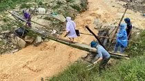 Lực lượng Công an xã bám địa bàn, giúp dân trong mưa lũ