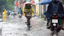 Miền Bắc có mưa rào, miền Trung vẫn nắng rát