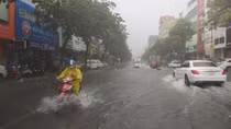 Nhiều tuyến đường tại trung tâm TP Đà Nẵng ngập sâu do bão số 5 gây mưa lớn