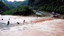 Vùng núi Bắc Bộ mưa rất to, nguy cơ lũ quét, sạt lở đất