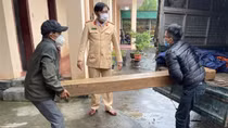 Bị vây bắt, “lâm tặc” tháo chạy bỏ lại nhiều phách gỗ lậu bên sông Hữu Trạch