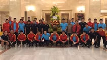 Chủ tịch nước Nguyễn Xuân Phúc gửi hoa, động viên đội tuyển Việt Nam