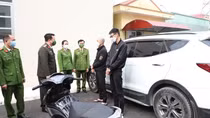 Đòi chạy thử ôtô rồi phóng xe tẩu thoát