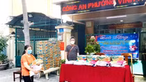 Trưởng Công an phường tìm nguồn hỗ trợ giúp dân trong mùa dịch