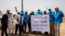 Góc nhìn khác về cuộc cạnh tranh vaccine ngừa COVID-19
