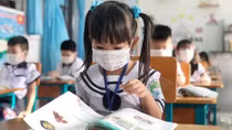 Học sinh lớp 1 và lớp 2 ở Hà Nội làm bài kiểm tra học kỳ trực tiếp